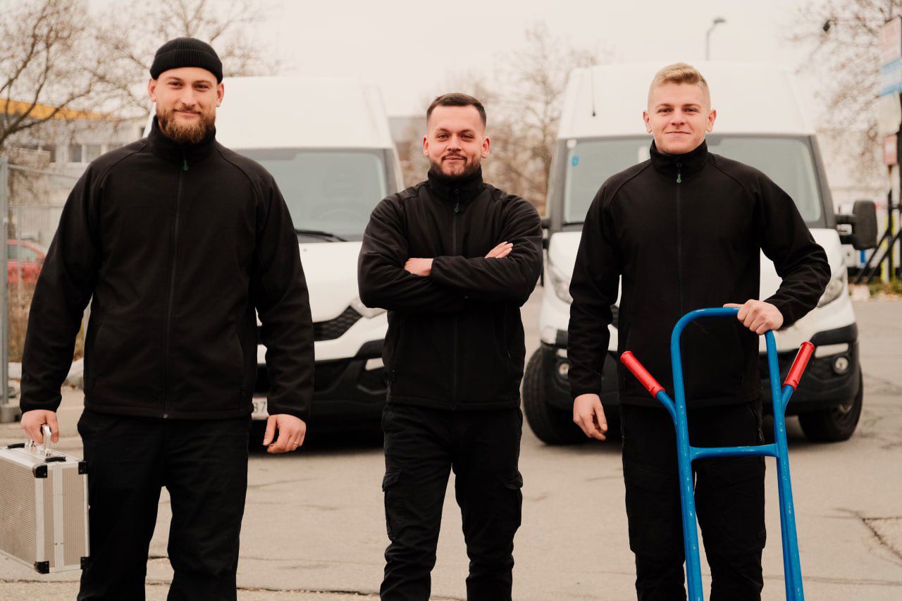 Teamfoto von FST Transport während eines Umzugs in Wien